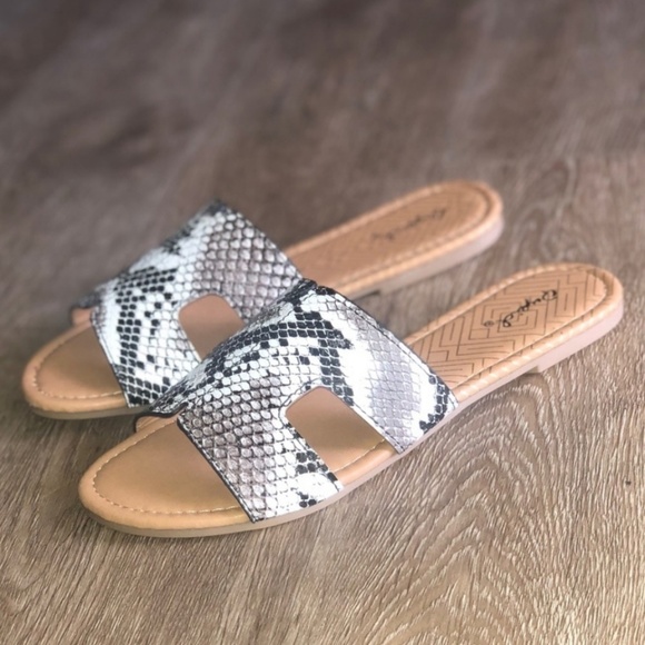 so_boutique Shoes - Vegan Leather Sandals - Snake Print